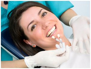 Clínica Dental Henar Fuentes mujer sonriendo e implantes dentales