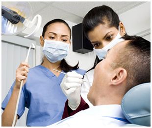 Clínica Dental Henar Fuentes paciente en consulta odontológica