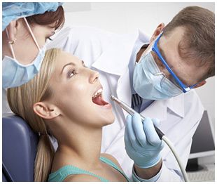 Clínica Dental Henar Fuentes mujer en consulta odontológica